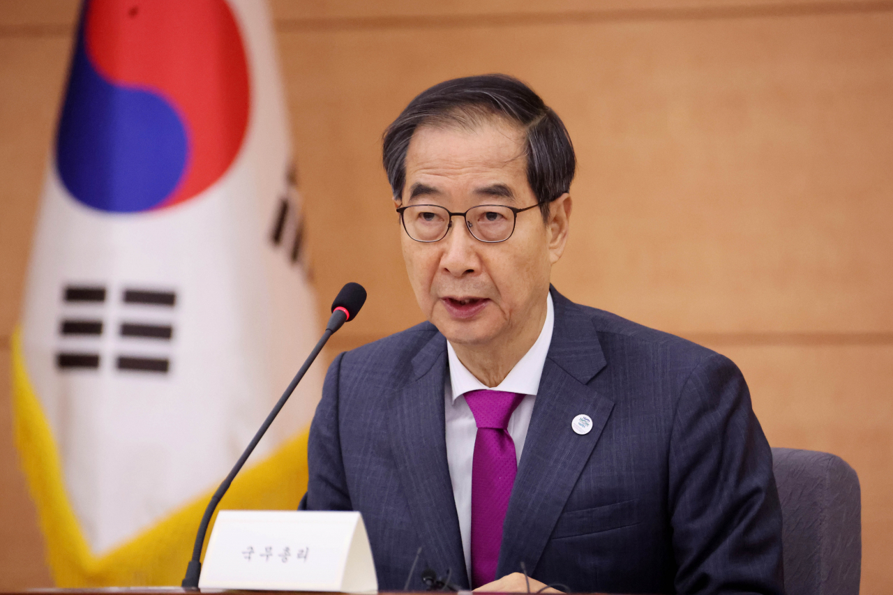 Prime Minister Han Duck-soo presides over a meeting of the civilian-government task force on harmful air pollutants at the government complex in Seoul last Friday. (Yonhap)