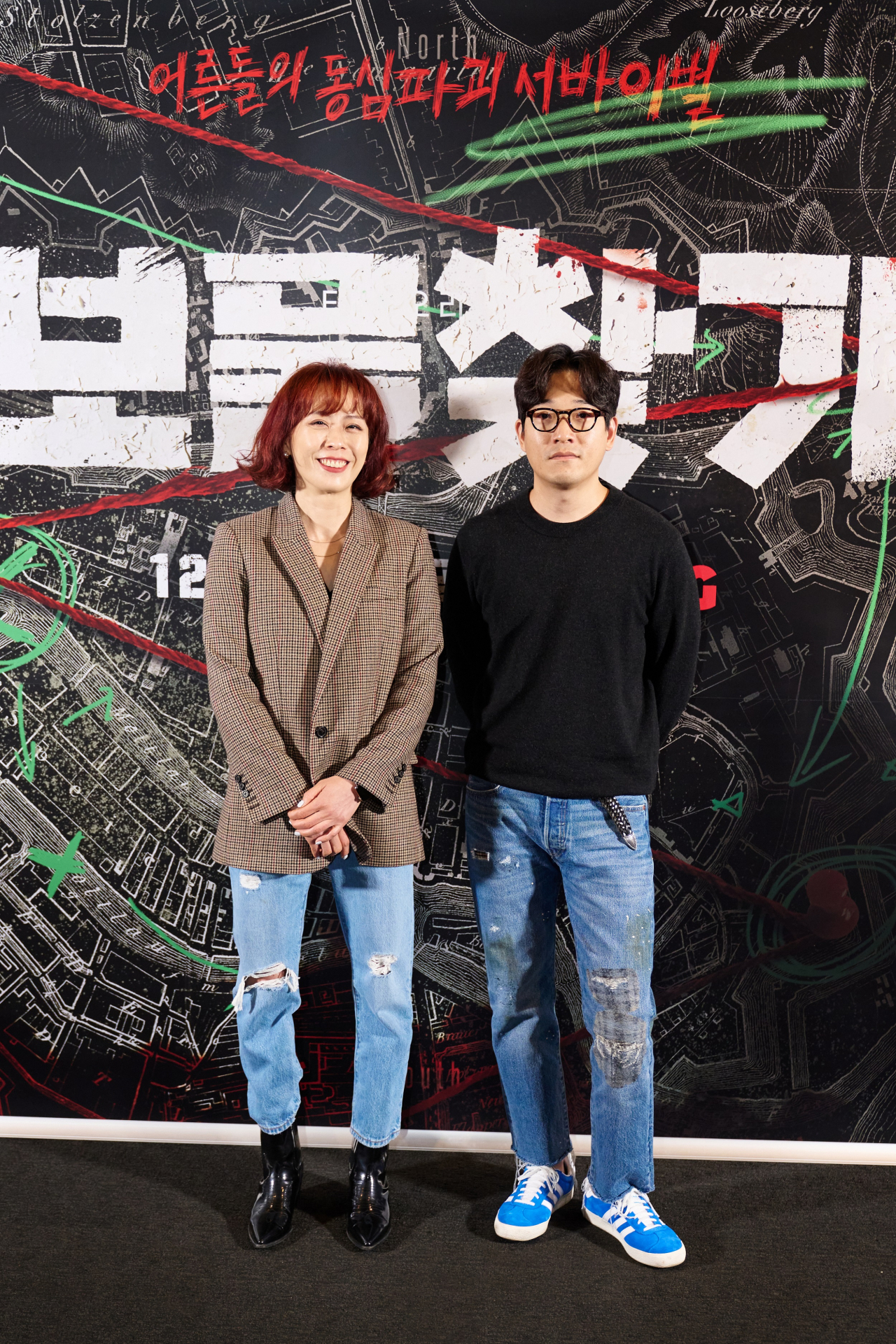 Screenwriter Kim Jung-sun (left) and TV director Chae Sung-wuk pose for photos before a press conference at CGV Wangsimni in Seongdong-gu, Seoul, Monday. (Tving)