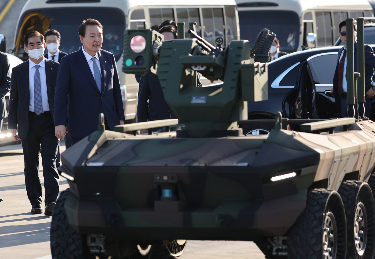 President Yoon Suk-yeol (second from left) inspects a multipurpose unmanned vehicle during a visit to Hyundai Rotem Co. in Changwon, 400 kilometers south of Seoul, last Thursday. (Yonhap)