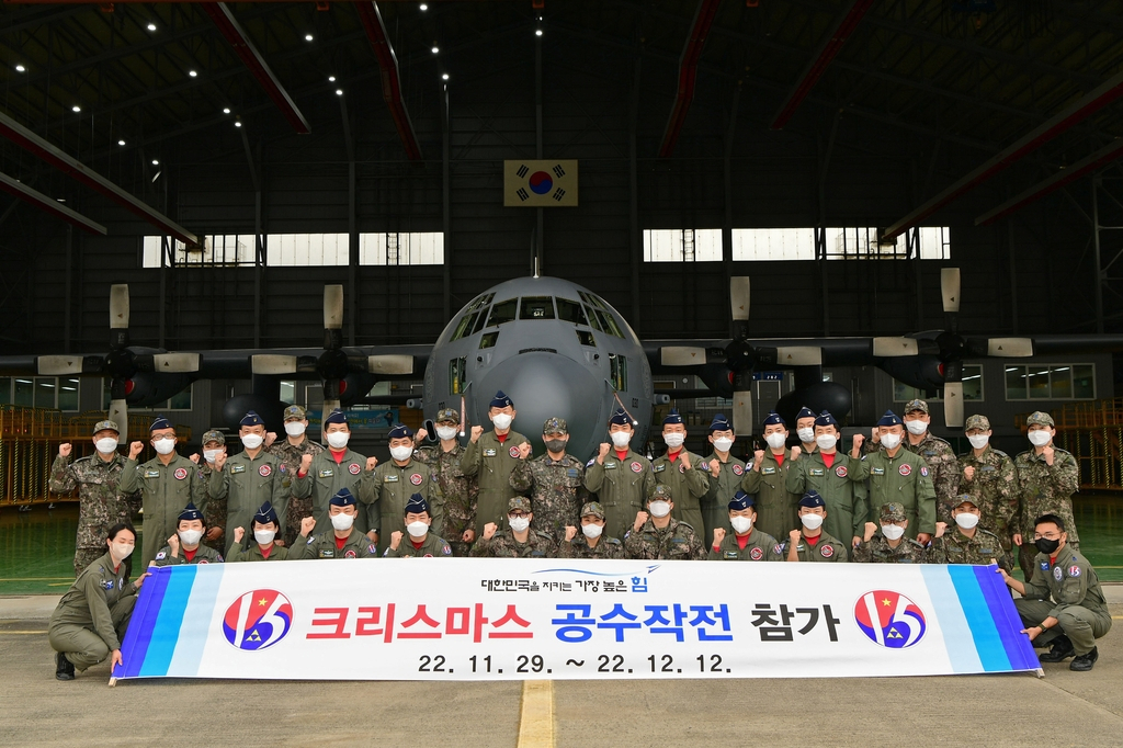 Air Force personnel pose for a photo on Monday, a day before their departure for Guam to join a US-led multinational humanitarian airlift operation. (S. Korean Air Force)