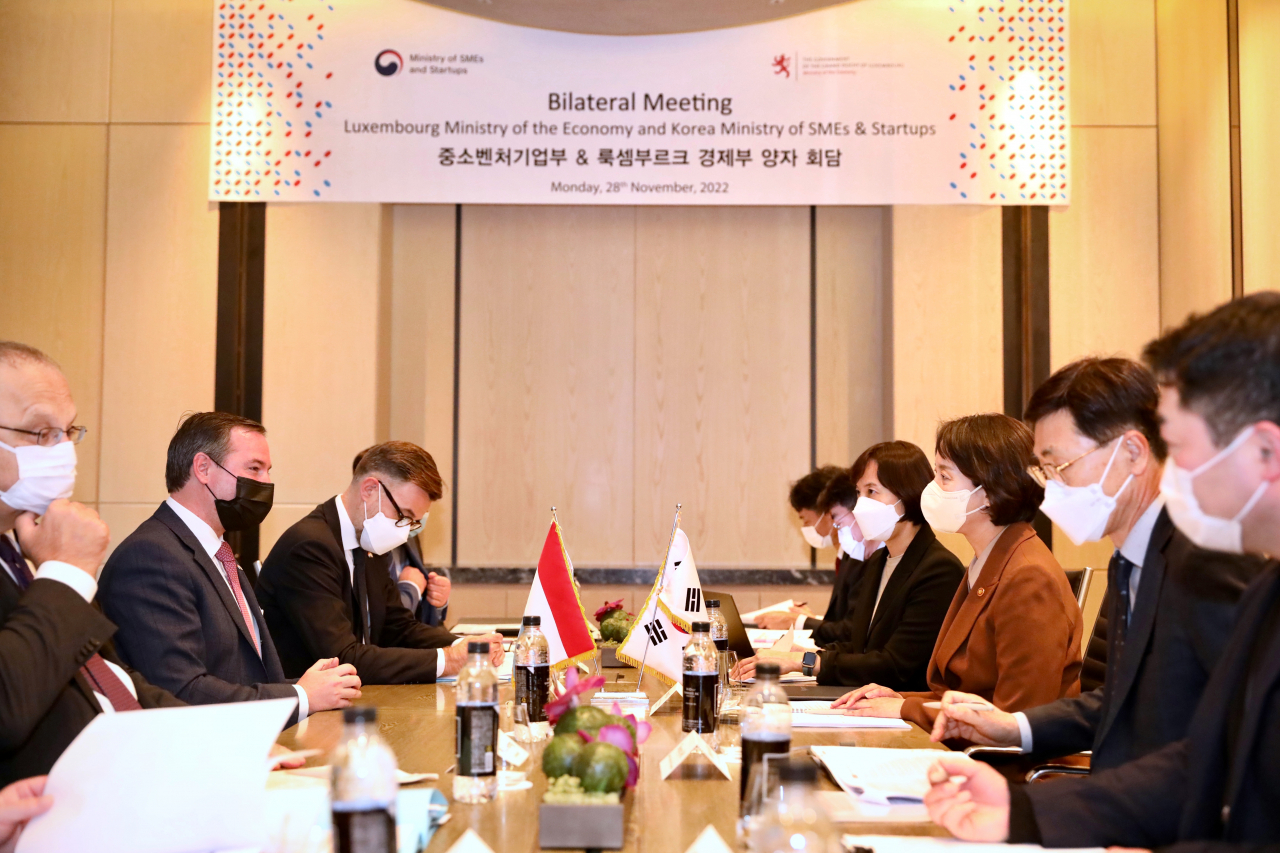 This photo shows Minister Lee Young (third from right) and Luxembourg's Crown Prince Guillaume Jean Joseph Marie (second from left) holding talks on ways to expand the exchanges of startups between the two countries in Seoul on Monday. (Ministry of SMEs and Startups )