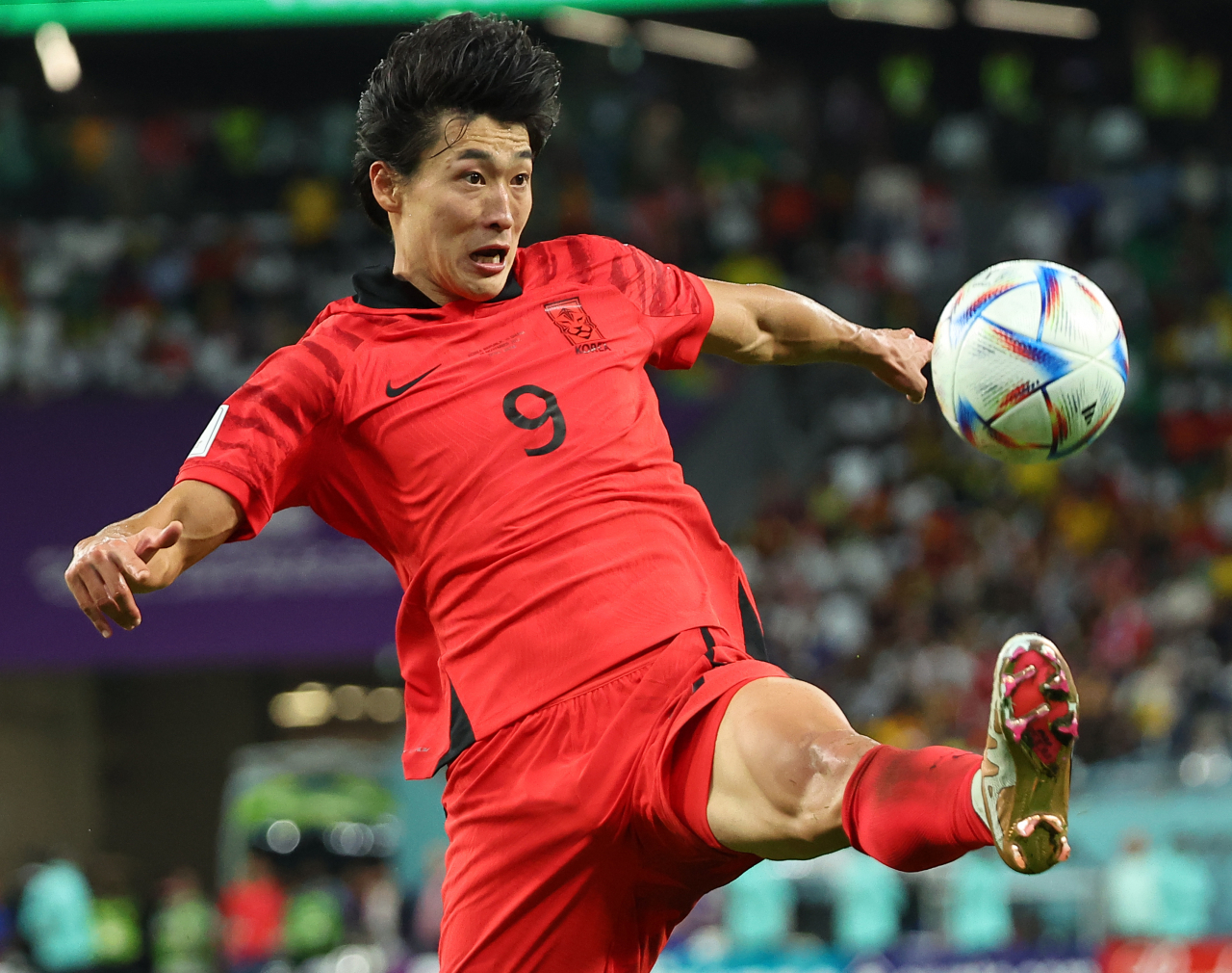 South Korea's Cho Gue-sung controls the ball during the Group H match against Ghana at the World Cup at Education City Stadium in Al Rayyan, Qatar. (Yonhap)