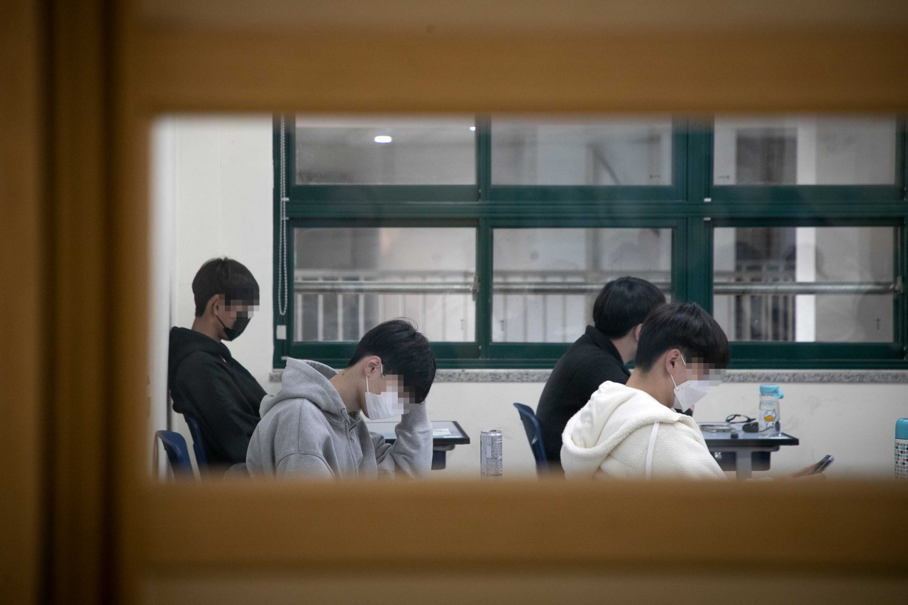 Students wait for the beginning of 2023 Suneung at Gyeongbok High School, Seoul, Nov. 17. (Yonhap)