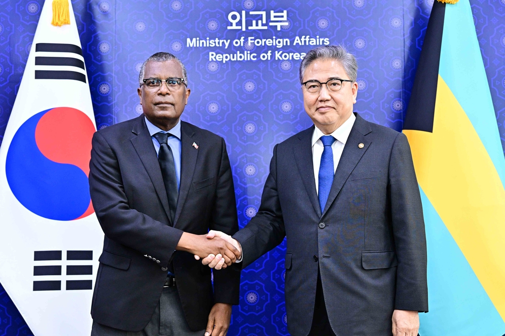 South Korean Foreign Minister Park Jin (right) shakes hands with his Bahamian counterpart Frederick Mitchell as they meet at Park's office in Seoul on Tuesday. (Minister of Foreign Affairs)