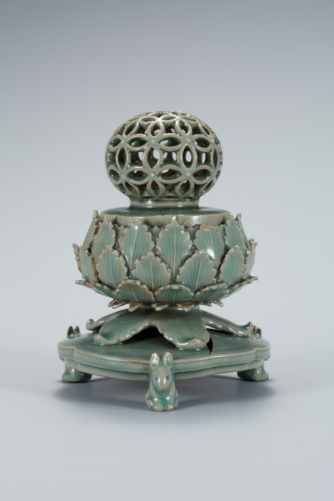 Celadon incense burner with an openwork auspicious character design lid (NMK)