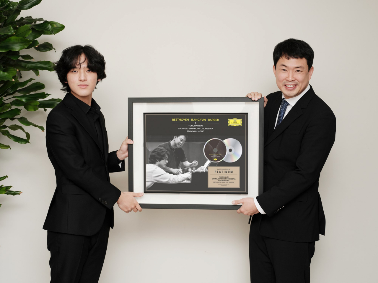 Pianist Lim Yun-chan (left) and Gwangju Symphony Orchestra conductor Hong Seok-won pose for photos on Wednesday. (Universal Music)