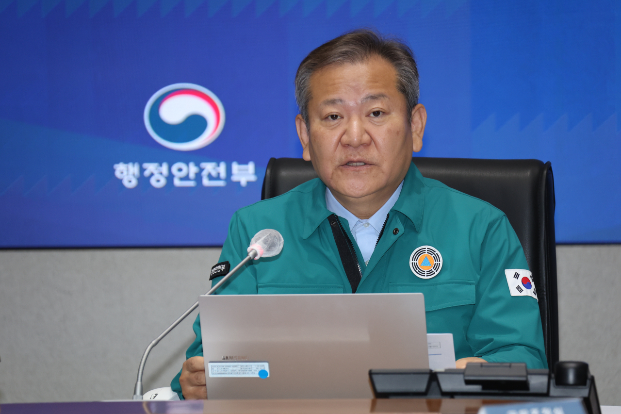 Minister of Interior and Safety Lee Sang-min speaks during a government briefing on Wednesday. (Yonhap)