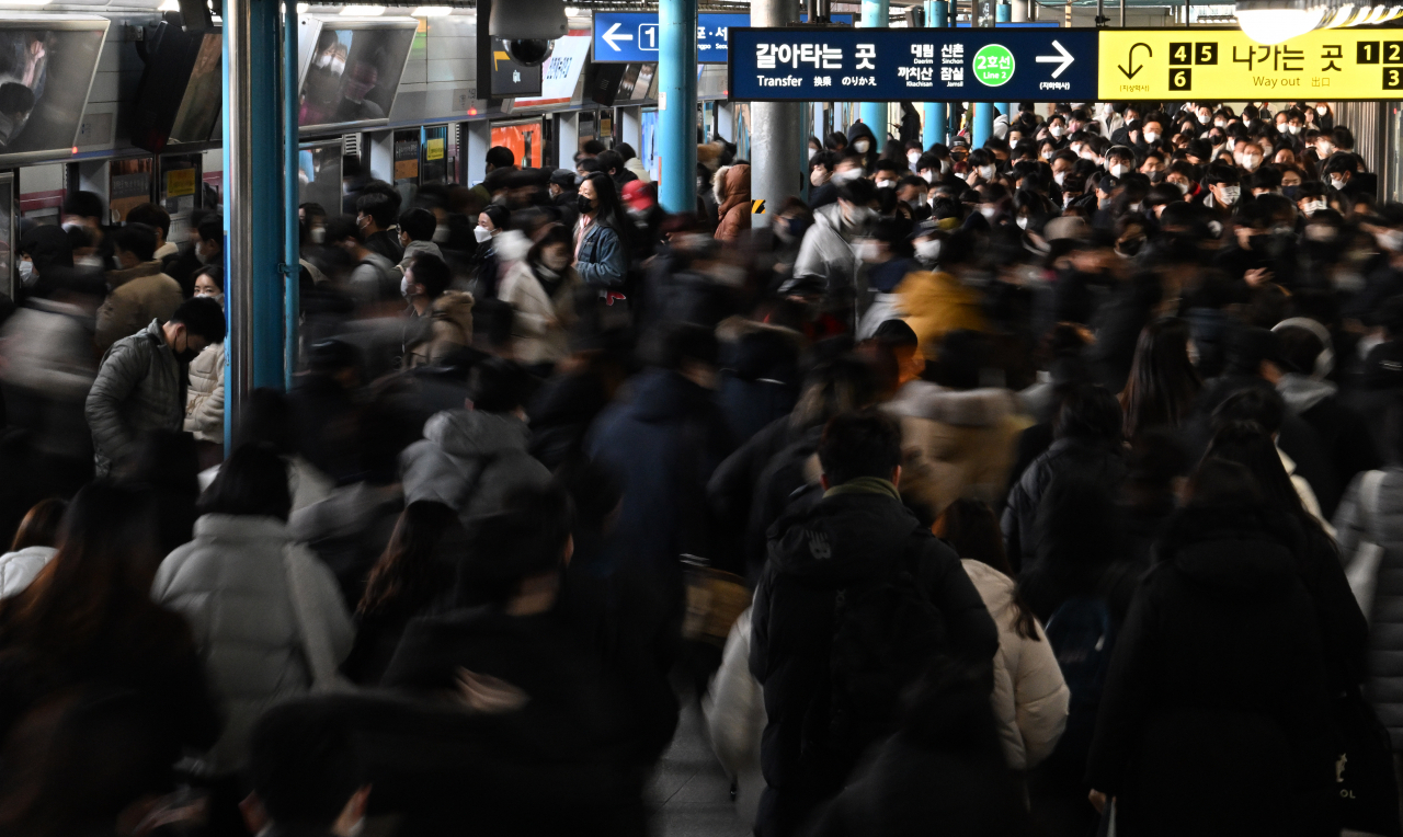 Commuters are seen moving busy at Sindorim Station on Subway Line No. 1 and 2 on Wednesday morning when unionized Seoul Metro workers went on a massive strike for first time in six years in a cold weather that went down as low as minus 6.9 degrees Celsius. (Im Se-jun/The Korea Herald)