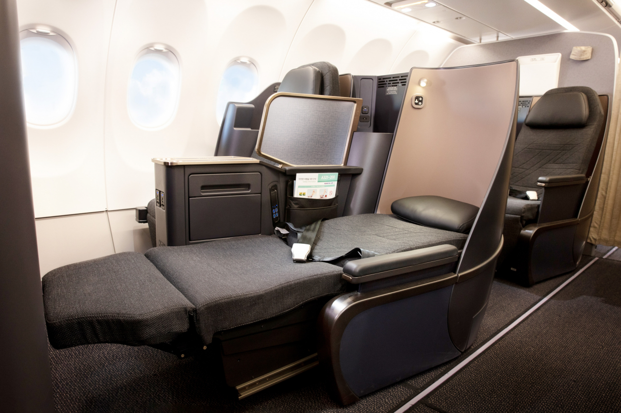 A lie-flat seat on Korean Air's Airbus 321neo (Korean Air)
