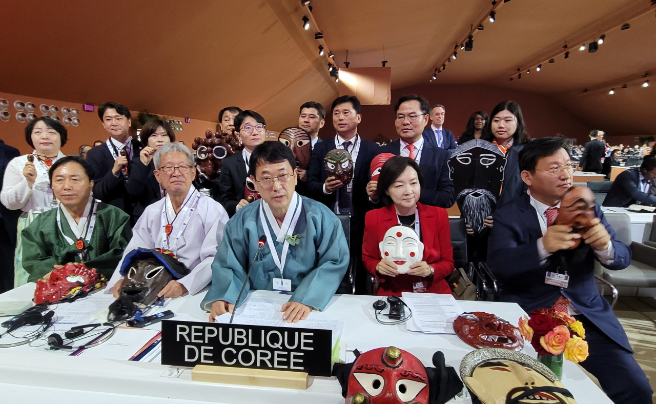 Head of the Cultural Heritage Administration Choi Eung-chon (front, center) and the Korean delegation pose for photos after talchum is added to the UNESCO Intangible Heritage list in Rabat, Morocco, Wednesday. (CHA)