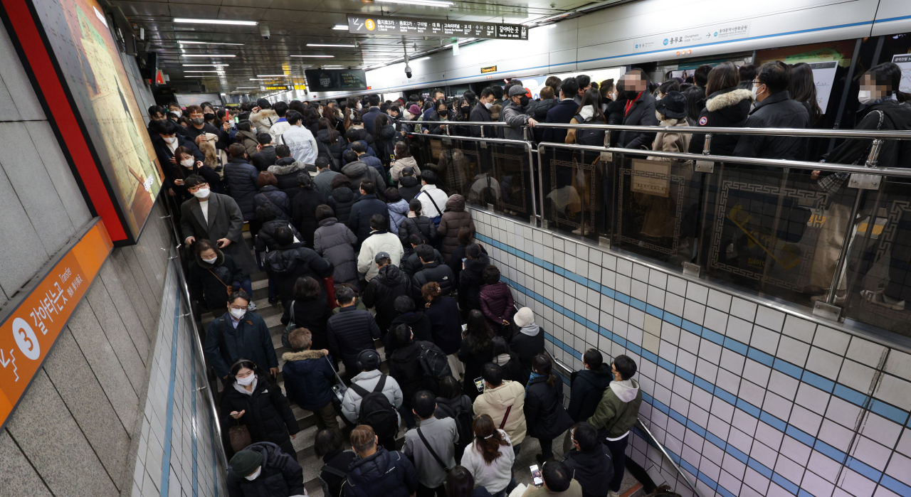This photo shows a crowded Chungmuro subway station on Line No. 3. at its evening rush hour on Wednesday. (Yonhap)