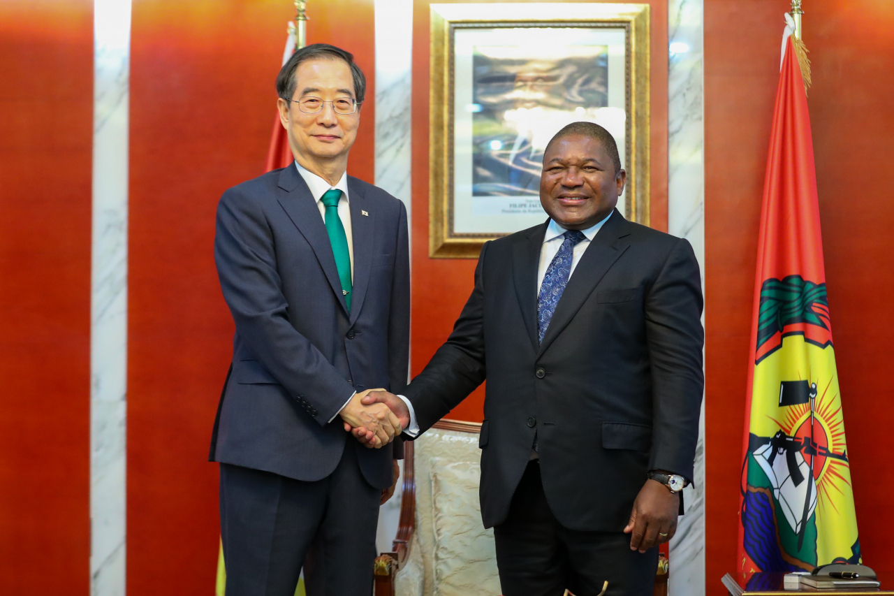 Prime Minister Han Duck-soo (left) and Mozambique President Filipe Nyusi shake hands during their meeting at the presidential office in Maputo, Mozambique on Wednesday. (Prime Minister's Office)