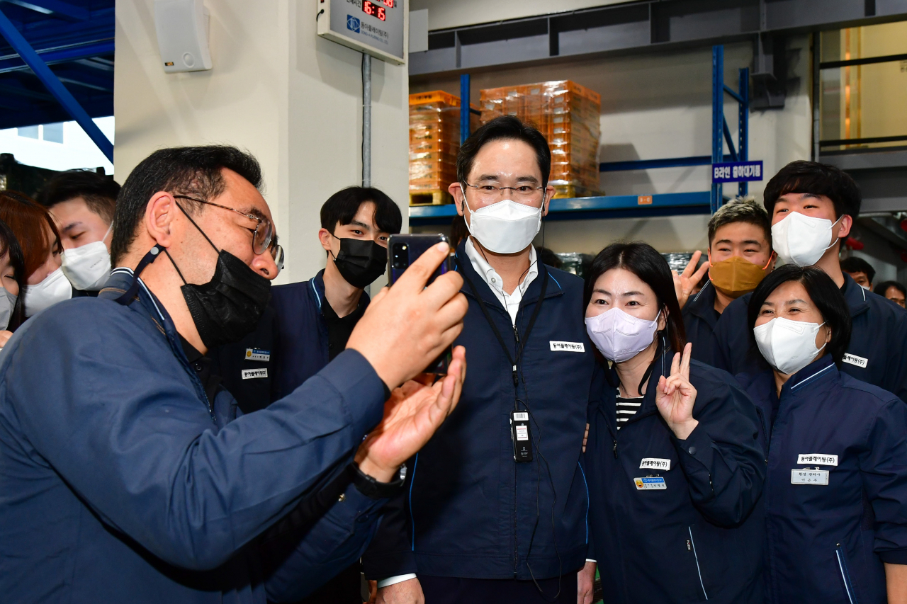 Samsung Electronics Executive Chairman Lee Jae-yong (center) takes a photo with staff members of Donga Plating, a parts maker based in Busan, on Nov. 8. (Samsung Electronics)