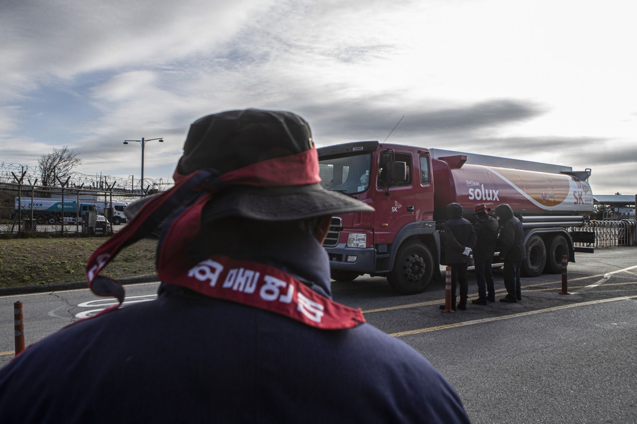Members of the unionized truckers watch a tank truck parked in front of Daehan Oil Pipeline Corporation’s Gyeonggi-Incheon branch, Goyang, Gyeonggi Province, Thursday. (Yonhap)
