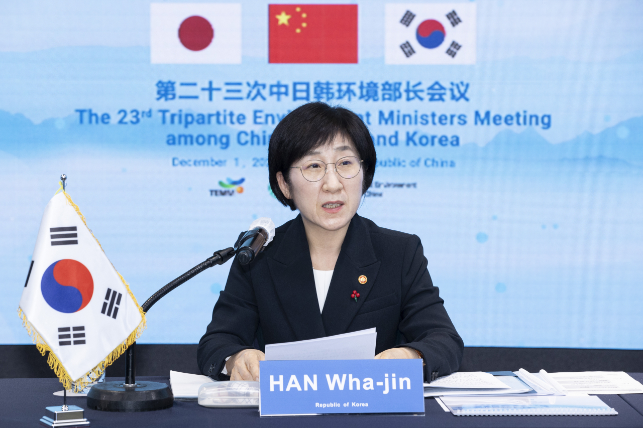 South Korea's Environment Minister Han Wha-jin ( Yonhap)