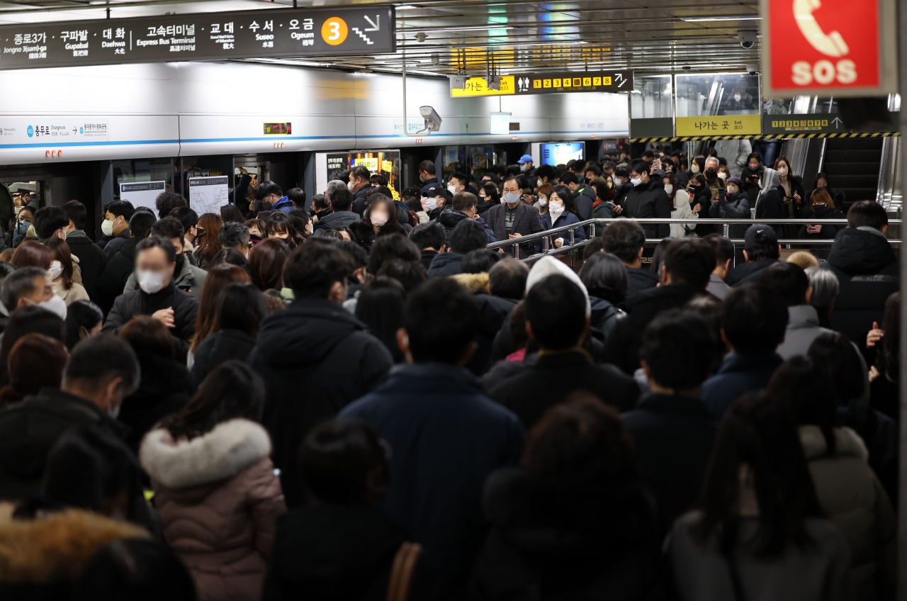 This file photo shows a jam-packed Chungmuro subway station on Thursday evening on Line No. 3 and No. 4. (Yonhap)