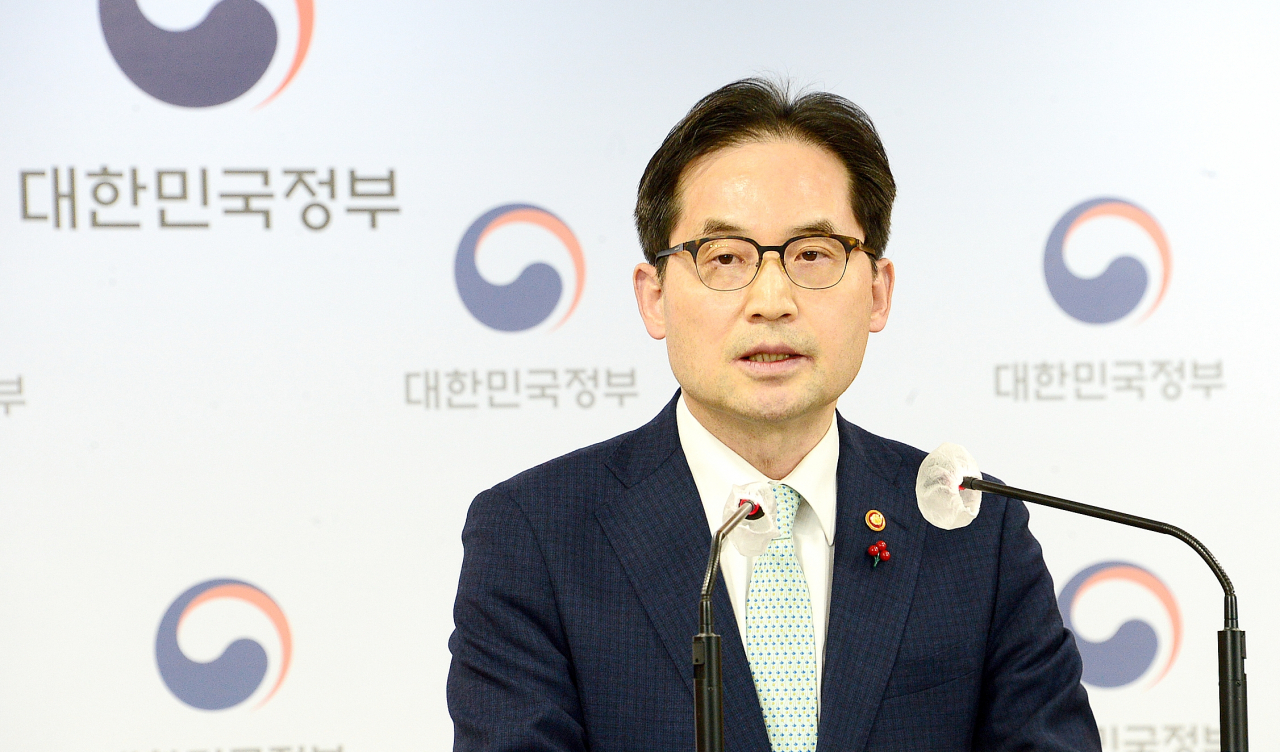 Fair Trade Commission Chairman Han Ki-jeong speaks during an emergency press conference held at Seoul Government Complex on Friday. (FTC)