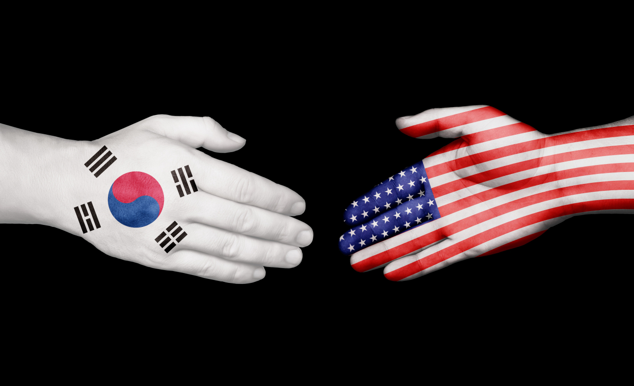 The South Korean (left) and US flags. (123rf)