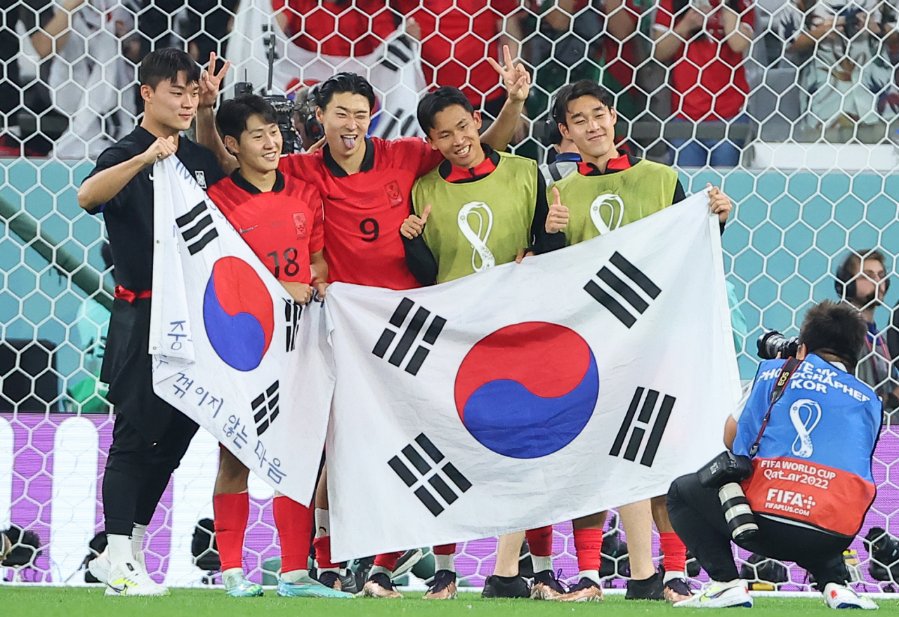 The South Korean national team celebrates beating Portugal and making it to the knockout stage of the FIFA World Cup Qatar 2022, after the Group H finale of the FIFA World Cup Qatar 2022 at the Education City Stadium at Al Rayyan, Qatar on Saturday, Korean time. (Yonhap)