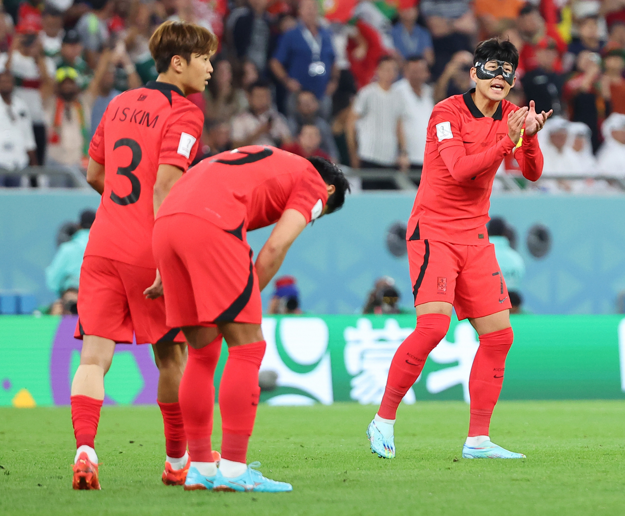 The South Korean team captain Son Heung-min (right) encourages his teammates during the Group H finale of the FIFA World Cup Qatar 2022 at the Education City Stadidum at Al Rayyan, Qatar on Saturday, Korean time. (Yonhap)