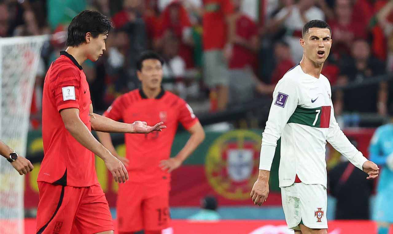 South Korea's Cho Gue-sung (left) argues with Portugal captain Cristiano Ronaldo during the Group H finale of the FIFA World Cup Qatar 2022 at the Education City Stadium at Al Rayyan, Qatar, on Friday. (Yonhap)