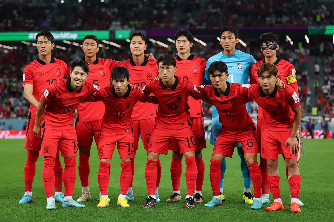 The South Korean team takes a group photo ahead of the team's Group H finale against Portugal in the FIFA World Cup Qatar 2022 at the Education City Stadium at Al Rayyan, Qatar, on Friday. (Yonhap)