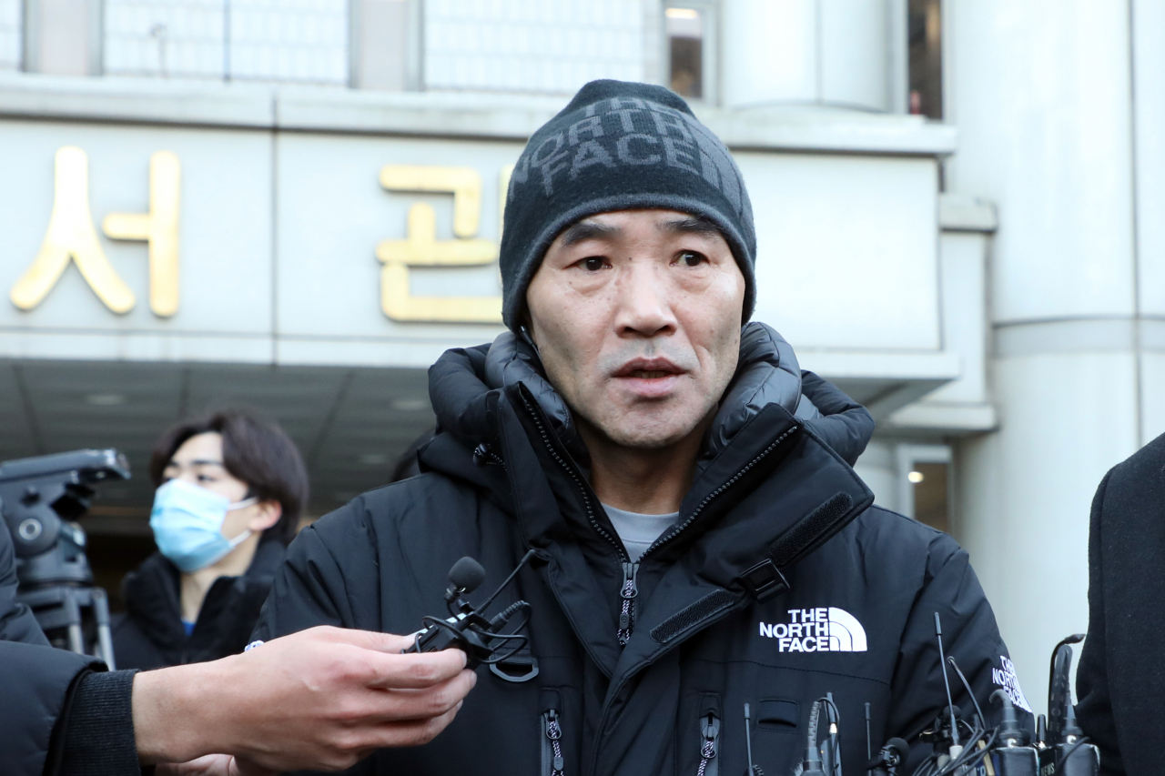 Lee Rae-jin, brother of the fisheries official Lee Dae-jun who was murdered by North Korean military in September 2020, speaks with media at the Seoul Central District Court on Friday. (Yonhap)