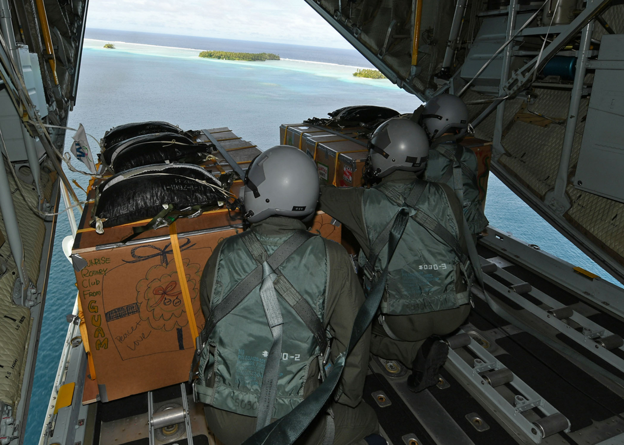 South Korean Air Force personnel engage in the US-led Operation Christmas Drop, a humanitarian mission to send basic necessities to residents of Micronesia, last Sunday. (South Korean Air Force)