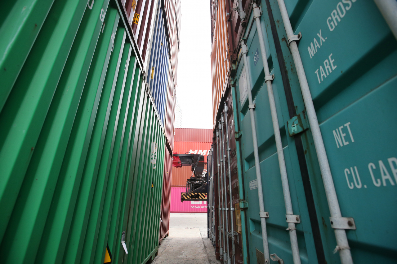 Containers loaded with tires are stacked up at Hankook Tire's Daejeon plant logistics center on Sunday morning, as the Korean Public Service and Transport Workers' Union strike continued. (Yonhap)