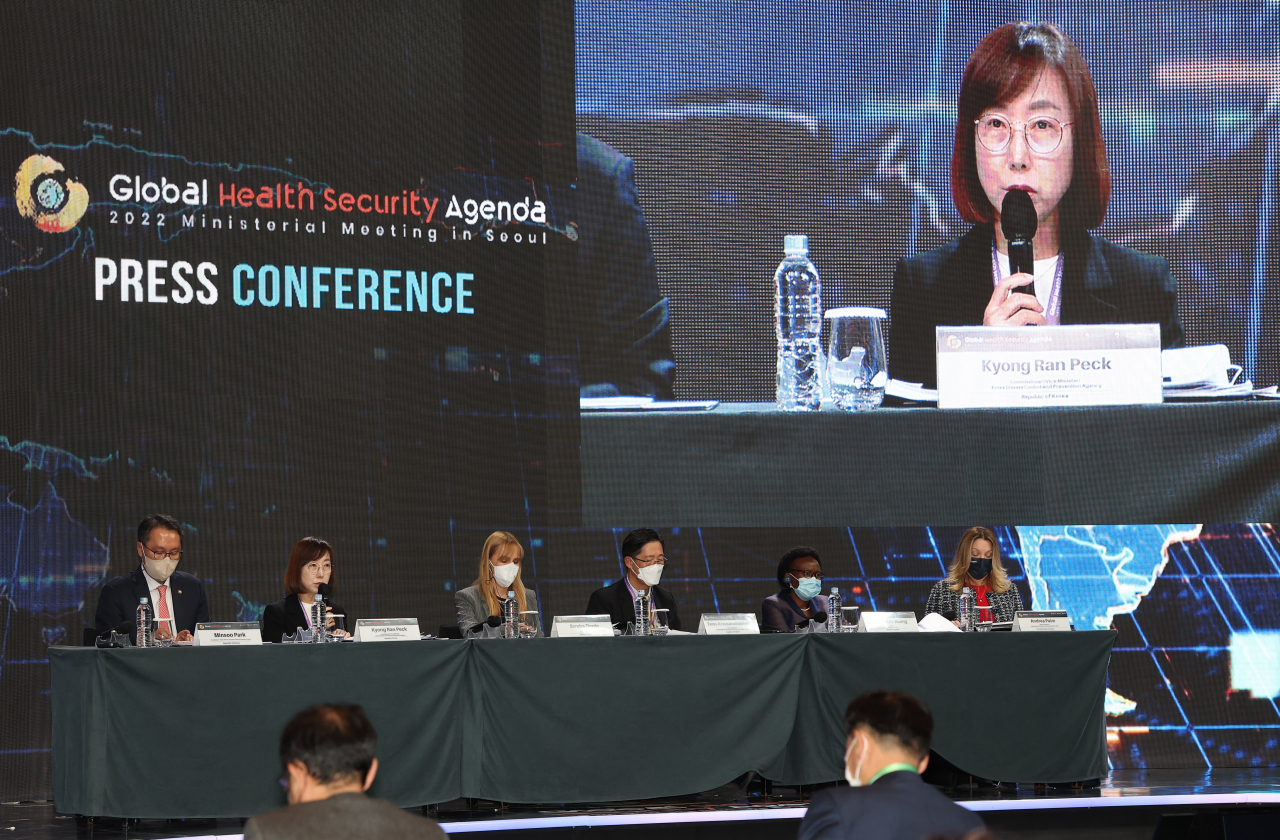 Dr. Peck Kyong-ran, the head of the Korea Disease Control and Prevention Agency, speaks during the Global Health Security Agenda press conference on Nov. 30. (Yonhap)