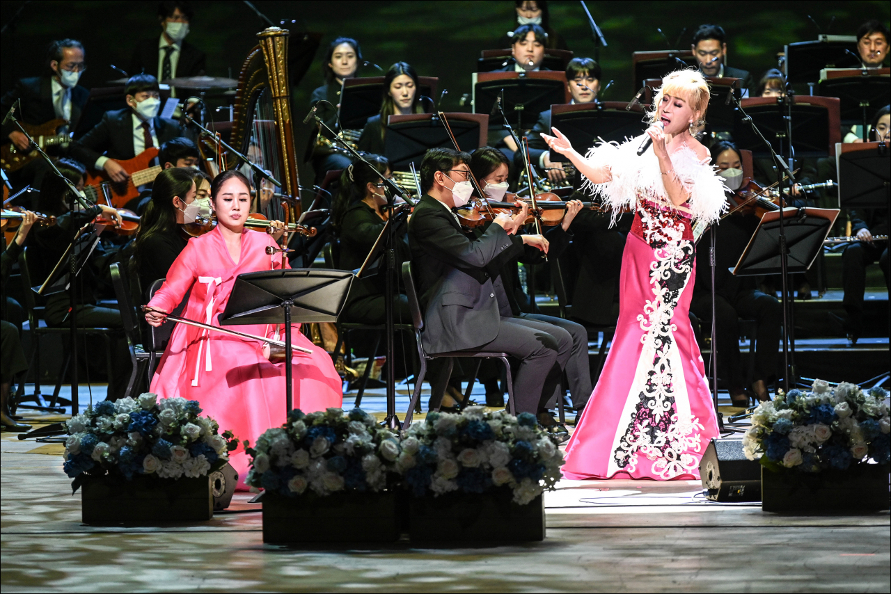 Soprano Sumi Jo (right) and haegeum player Nary perform with the Prime Philharmonic Orchestra at Sejong Center's Grand Theater on Sunday. ( The Sejong Center for the Performing Arts)