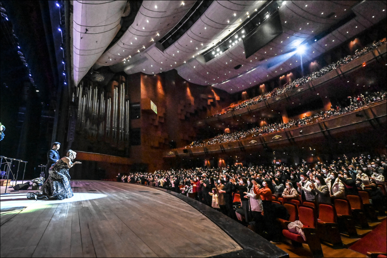 Soprano Sumi Jo (second from left) greets the audience at Sejong Center's Grand Theater on Sunday. ( The Sejong Center for the Performing Arts)