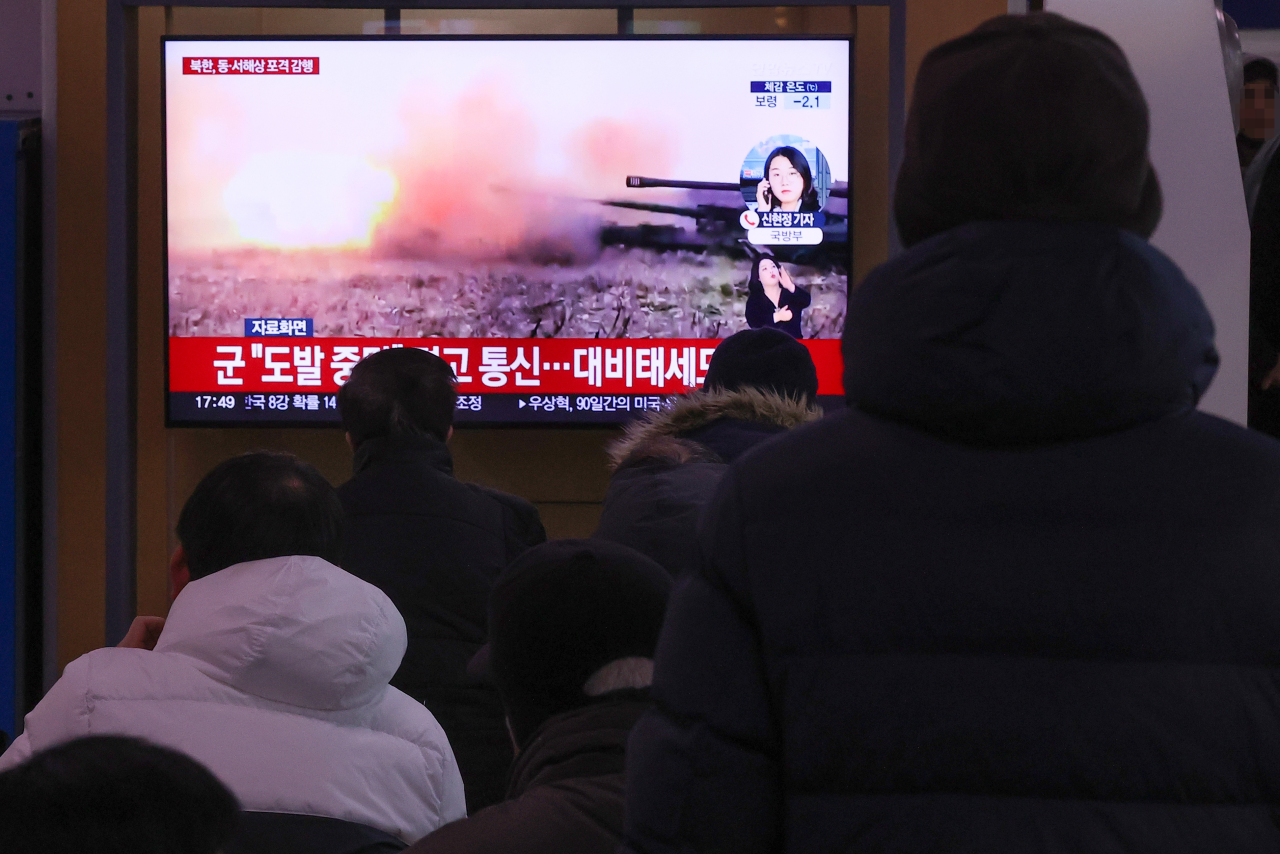 People watch a TV report at Seoul Station on Monday about North Korea`s firing of artillery shots overnight into maritime buffer zones near the inter-Korean border. (Yonhap)