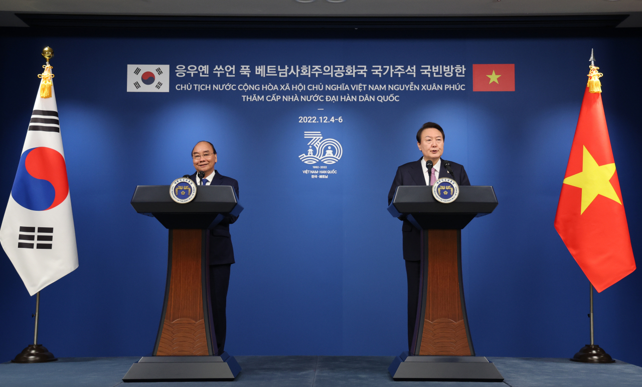 South Korean President Yoon Suk-yeol (right) and Vietnamese President Nguyen Xuan Phuc announce their joint press statement after talks at the presidential office in Seoul on Monday. (Yonhap)