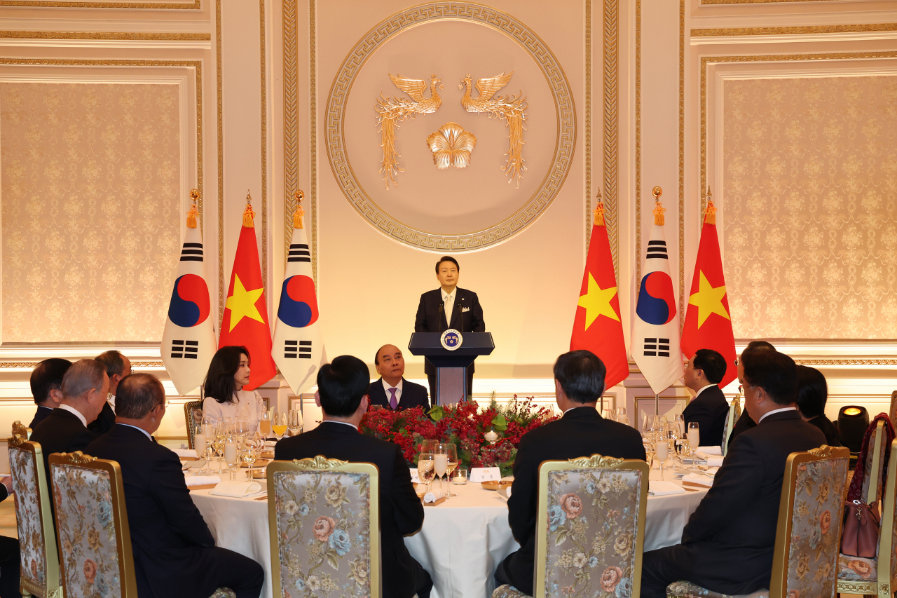 President Yoon Suk-yeol speaks during a state dinner held for Vietnamese President Nguyen Xuan Phuc's visit at Cheong Wa Dae on Monday. (Yonhap)