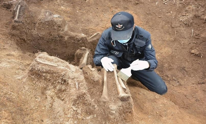 In this photo, a soldier excavates the remains of Park Boo-keun, a South Korean soldier killed in the 1950-53 Korean War, at Mount Baekseok in Yanggu, about 175 kilometers northeast of Seoul. (Defense Ministry)