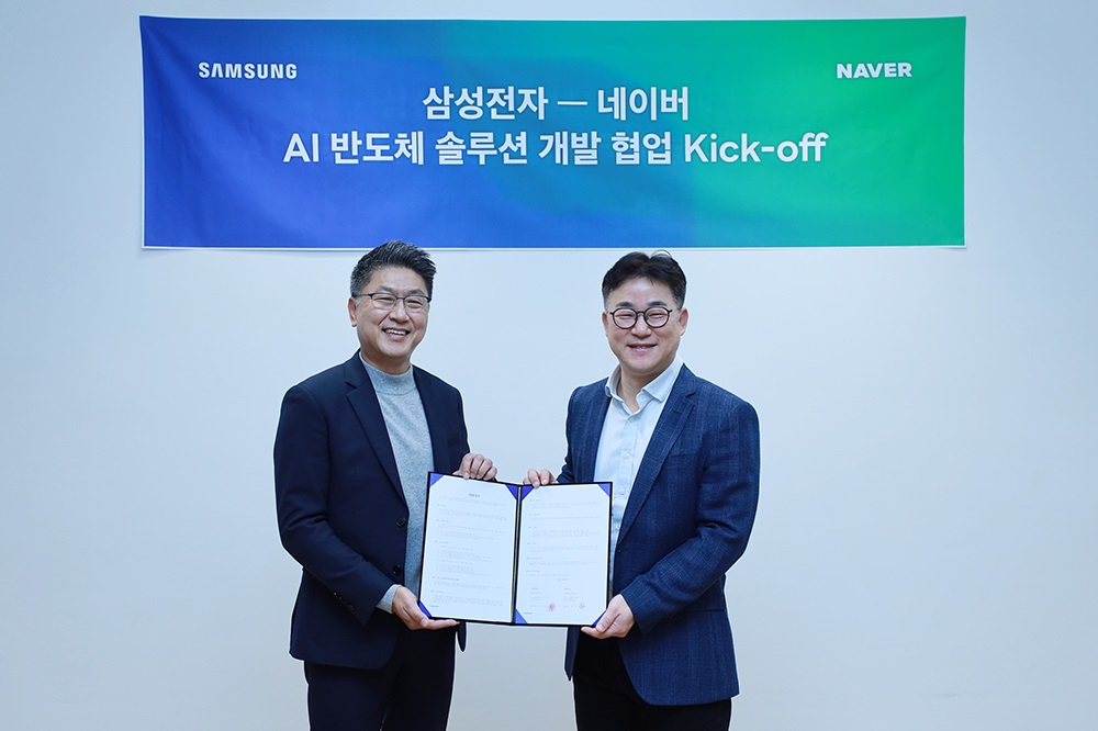 Han Jin-man (left), Samsung's executive vice president of memory sales and marketing, and Chung Suk-geun, the head of Naver's Clova division, join a partnership agreement signing ceremony held on Tuesday. (Samsung Electronics)