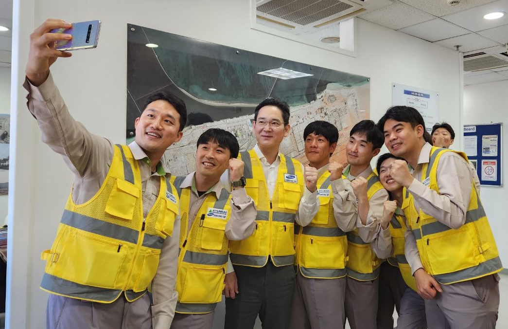 Samsung Electronics Chairman Lee Jae-yong (second from left) pose with employees working of Samsung C&T at the Barakah nuclear power plant construction site in Al Dhafra of Abu Dhabi, United Arab Emirates on Tuesday. (Samsung Electronics)