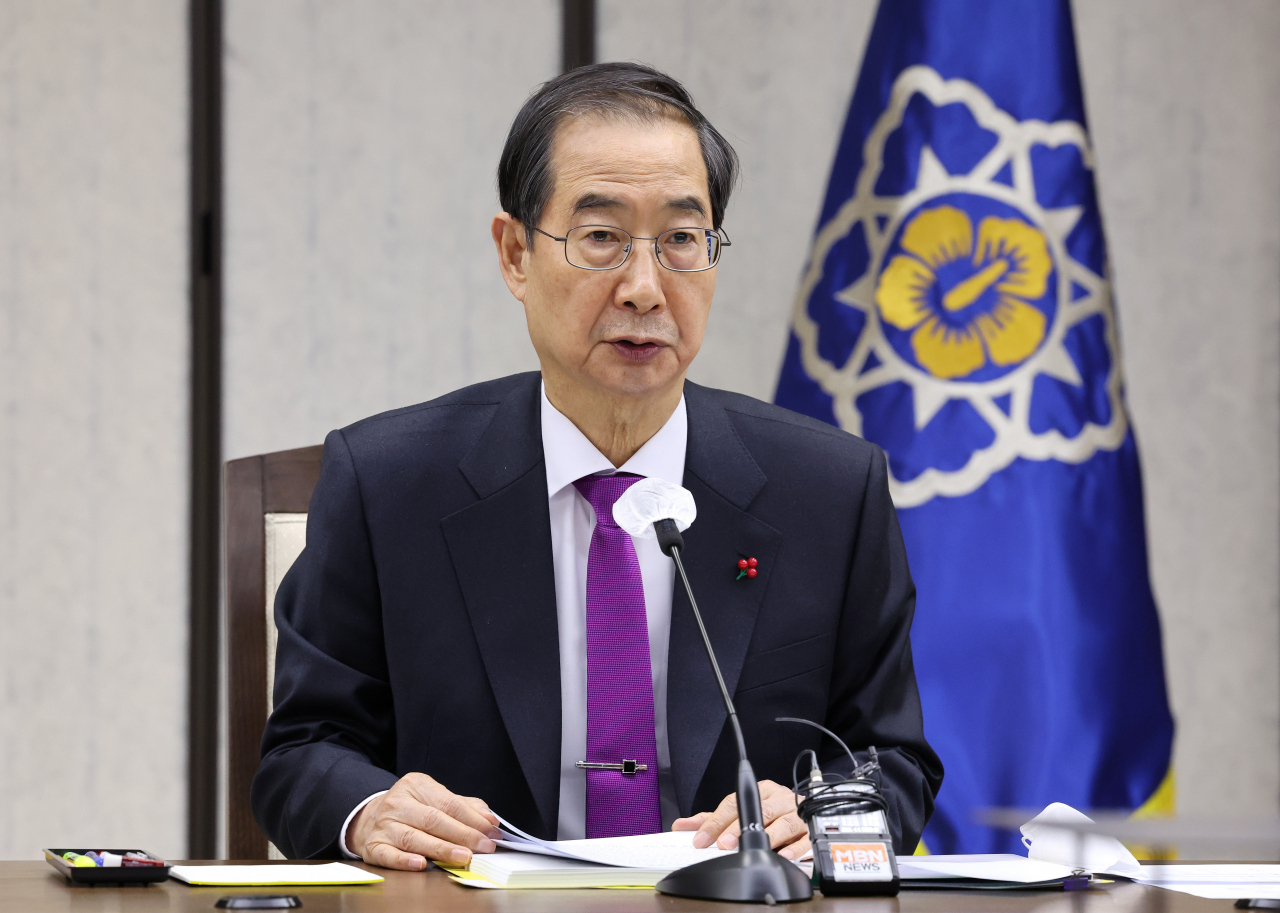 Prime Minister Han Duck-soo delivers opening remarks during a meeting to discuss Sejong development plan at the Government Complex Sejong on Tuesday. (Yonhap)