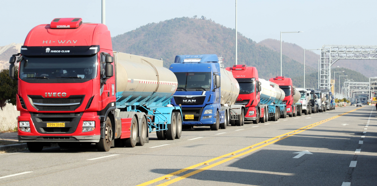 Lorry trucks stand still in a row in South Jeolla Province on Tuesday. (Yonhap)
