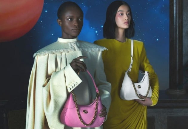 Models pose with Gucci bags (Gucci website)
