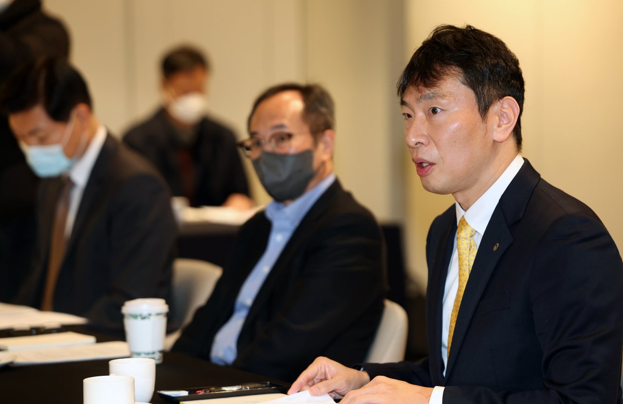 Lee Bok-hyun, head of the Financial Supervisory Service, speaks at a meeting with top officials of major think tanks in Seoul on Wednesday. (Yonhap)
