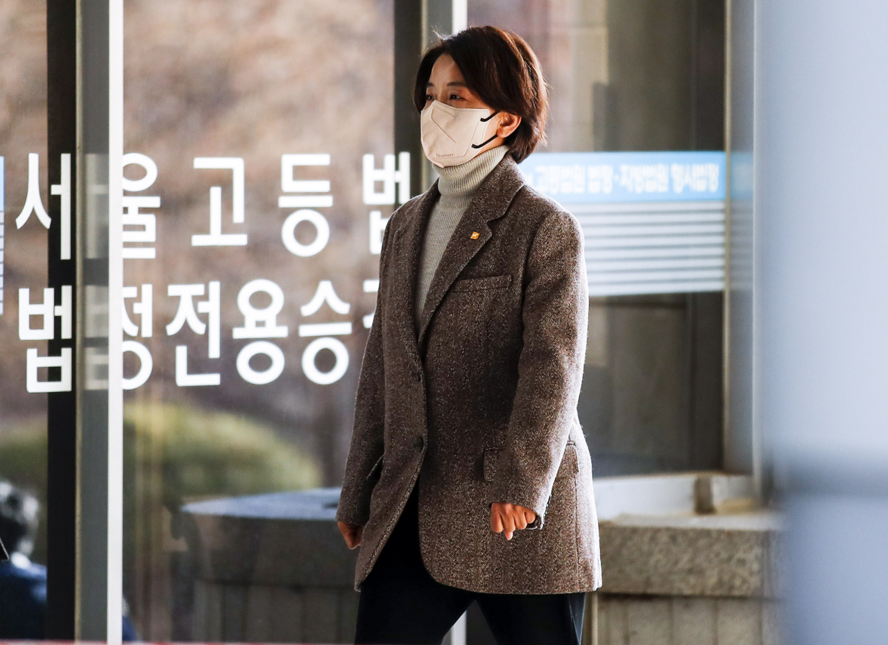 Rep. Lee Eun-joo of the minor opposition Justice Party enters the Seoul Central District Court on Wednesday (Yonhap)