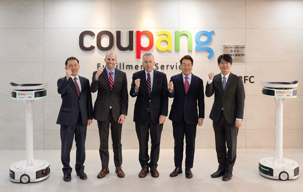 From left are Lee Jong-hwa, Daegu’s vice mayor of economic affairs, Harold Rogers, Coupang’s chief administrative officer, Philip S. Goldberg, US Ambassador to S. Korea and Kang Han-seung, Coupang's representative director of business management pose for a picture at a Coupang fulfillment center in Daegu, Wednesday. (Coupang)