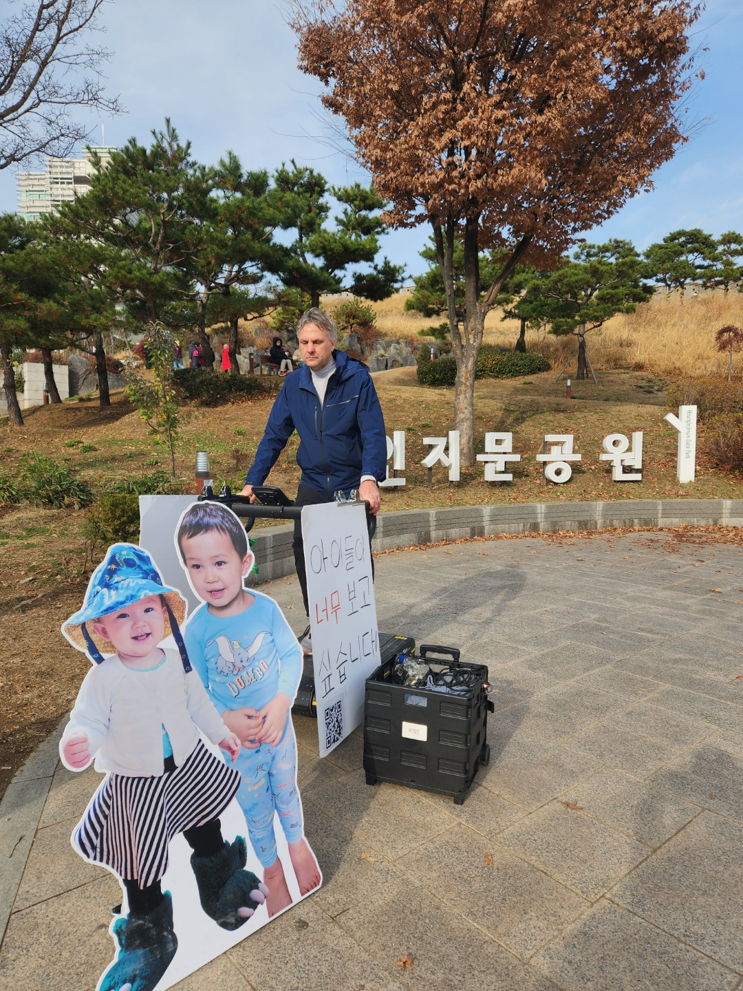John Sichi, an American father whose two children were taken to Korea by their non-custodian Korean mother in 2019, walks on a portable treadmill on a street in Seoul, Nov. 29. (Choi Jae-hee / The Korea Herald)