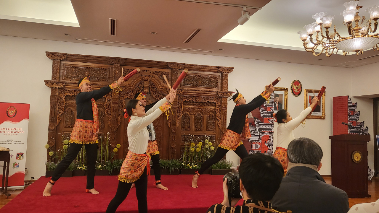 A traditional Indonesian dance is performed with tools used by people in North Sulawesi Province at the Indonesian ambassador's residence in Seoul, Tuesday. (Kim Hae-yeon/ The Korea Herald)