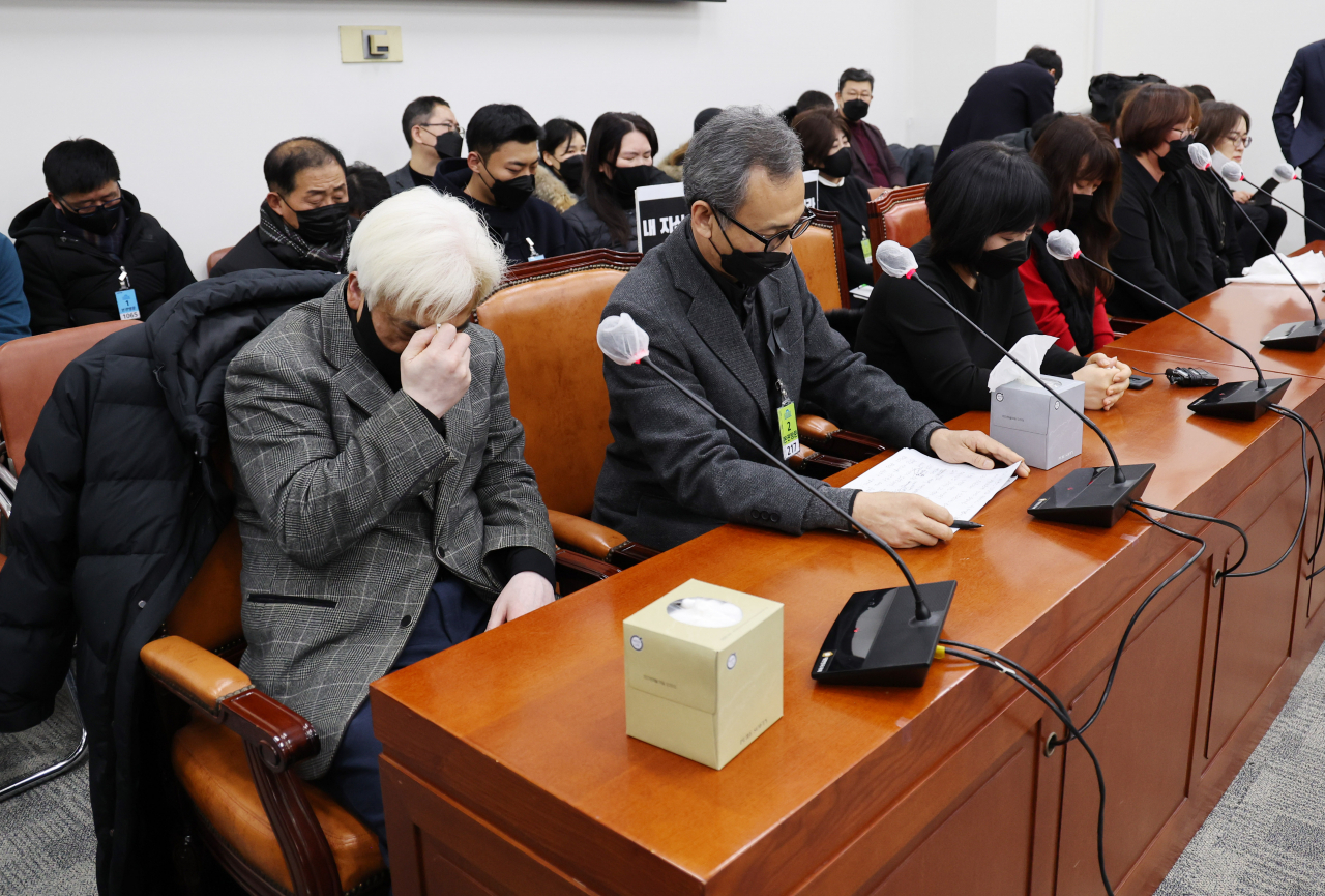 The bereaved families of victims from the Oct. 29 tragedy at Itaewon, central Seoul, shed tears at a meeting with parliamentary investigation committee into the disaster, held at the National Assembly, Seoul, Dec. 1. (Yonhap)