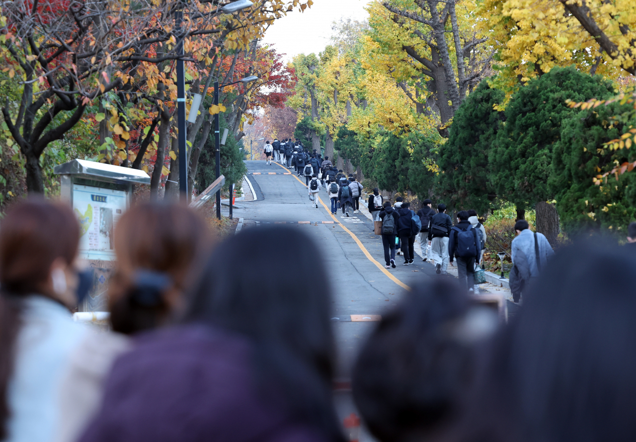 Students enter a testing site for Suneung at Kyunggi High School in Gangnam, southern Seoul, on Nov. 17. (Yonhap)