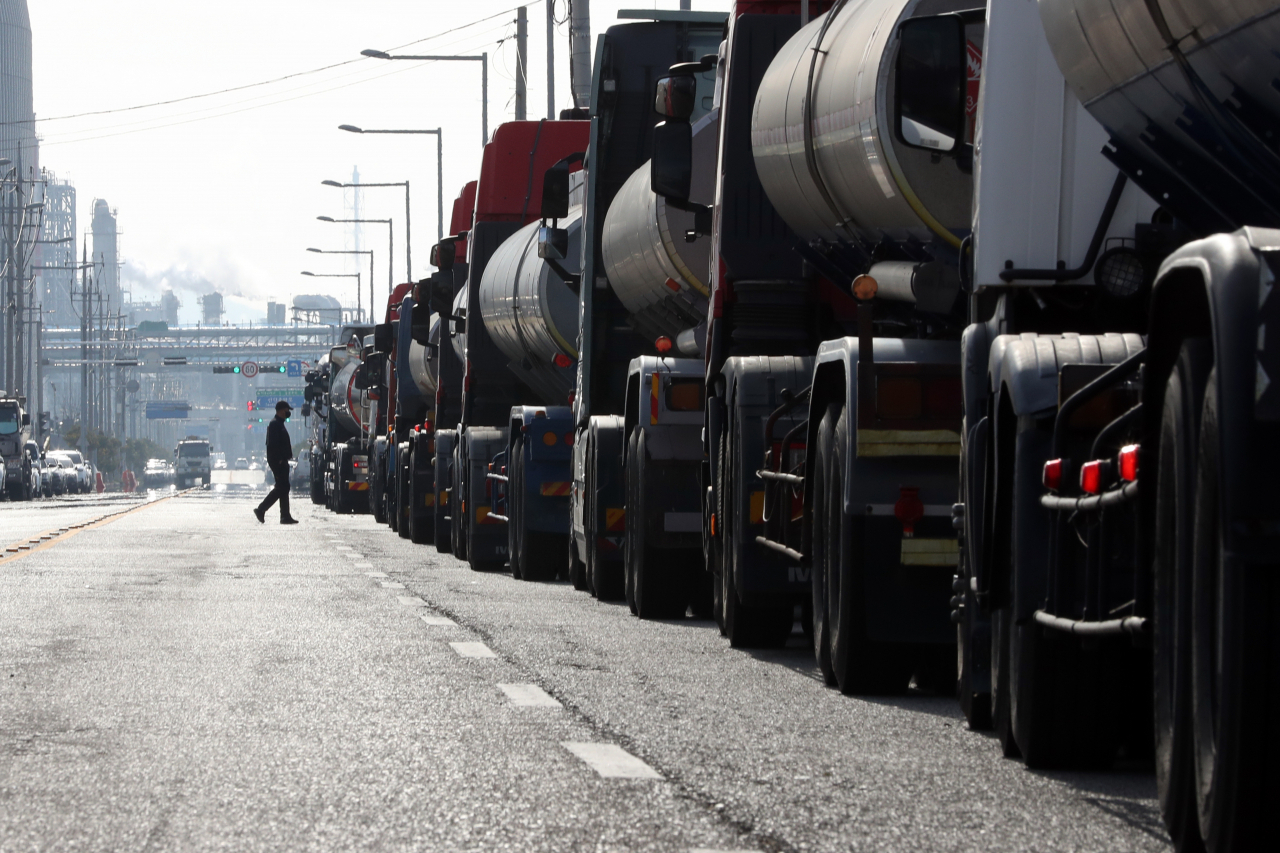 Petrochemical tanker trucks sit idle in Yeosu, South Jeolla Province, on Thursday. (Yonhap)
