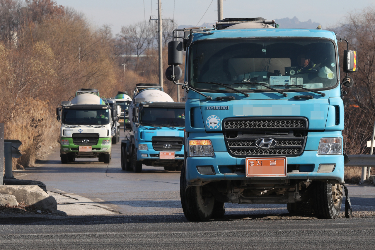 Trucks carrying ready-mixed concrete in Goyang city, Gyeonggi Province, on Thursday. (Yonhap)